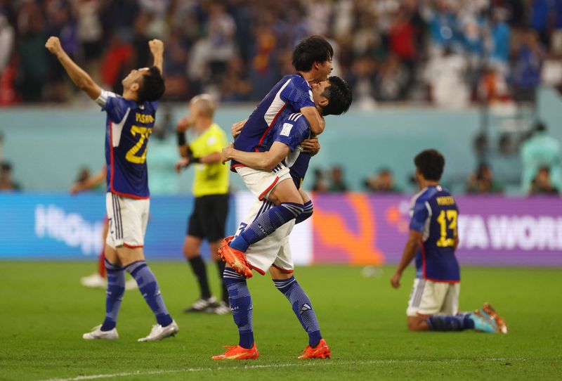 Jogadores do Japão comemoram vitória sobre a Espanha