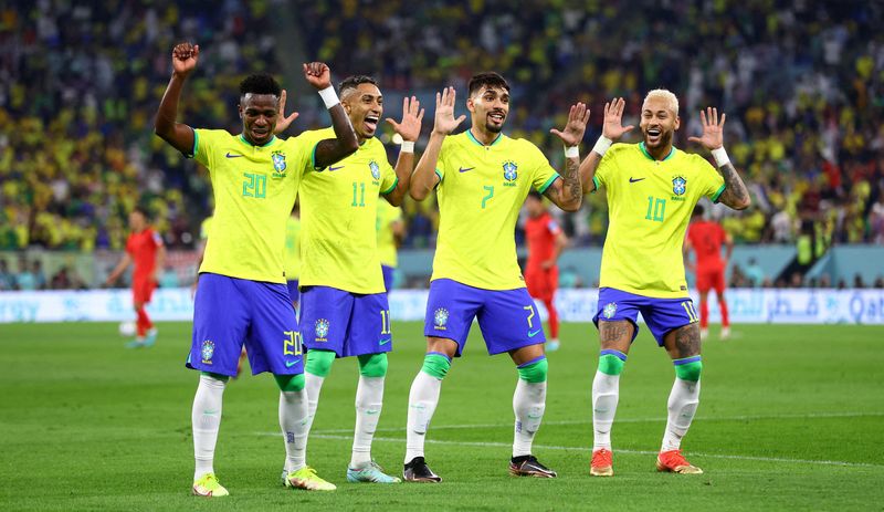 Vinícius Jr. dança com colegas da seleção brasileira para comemora gol na goleada de 4 x 1 sobre a Coreia do Sul