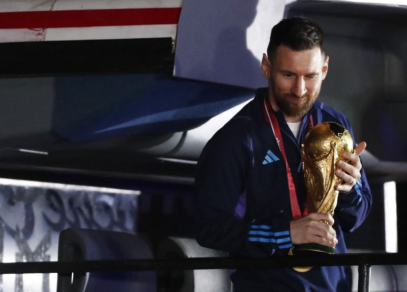 Messi leva a taça da Copa do Mundo na chegada da seleção argentina a Buenos Aires