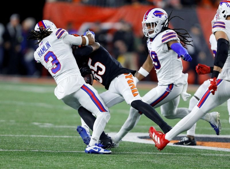 Hamlin (número 3) faz tackle no primeiro quarto do jogo do Buffalo Bills contra o Cincinnati Bengals