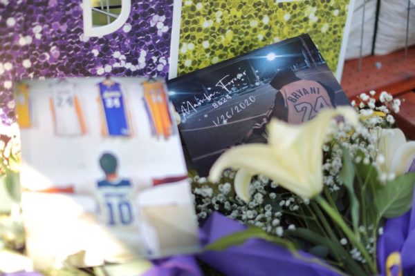 Flores e fotos depositadas por fãs são reunidas em homenagem a Kobe Bryant, em Los Angeles, EUA