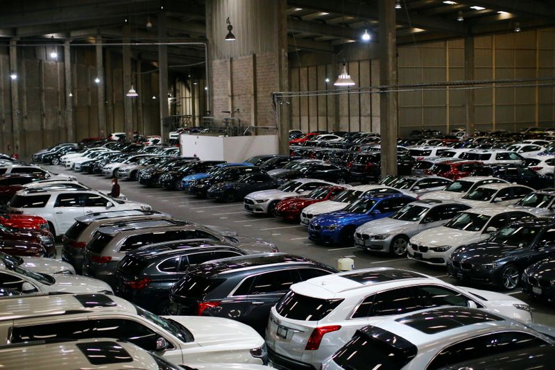Carros estacionados em uma garagem da Kavak, na Cidade do México. 25/8/2020