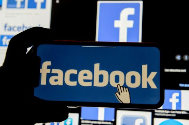 O Facebook bloqueou indefinidamente o acesso de Trump às suas contas no Facebook e Instagram em razão de preocupações com mais distúrbios violentos