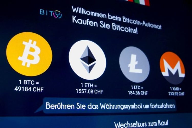 Logos das criptomoedas Bitcoin, Ether, Litecoin e Monero em terminal em Zurique, Suíça