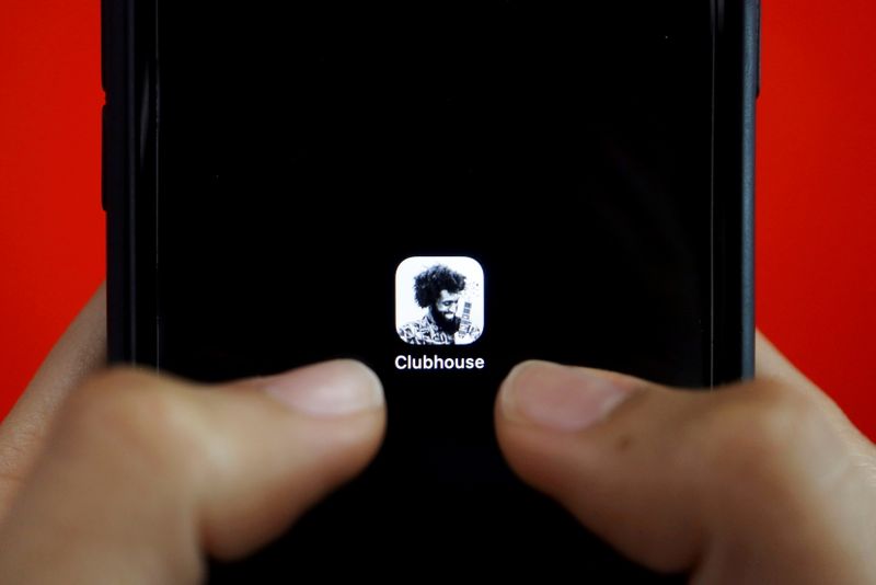 O Clubhouse está disponível apenas para usuários de dispositivos Apple e por convite. Em alguns mercados, como a China, os convites foram tão procurados que mais tarde alguns foram leiloados em mercados online