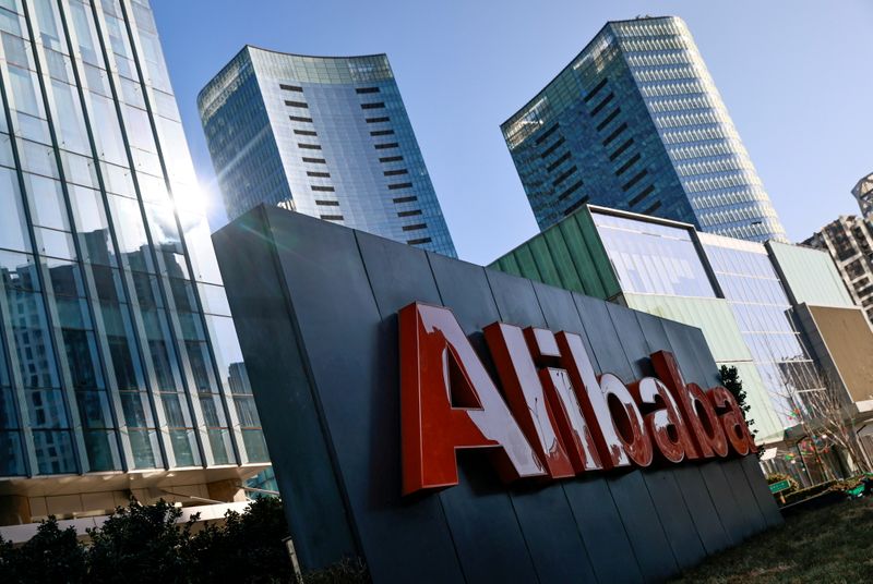 Logotipo do Alibaba em frente ao edifício da companhia em Pequim