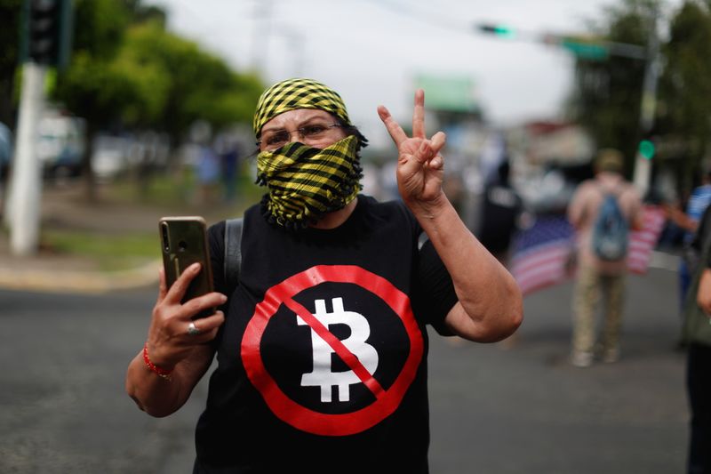 Homem protesta contra o sudo bitcoin como moeda em Honduras