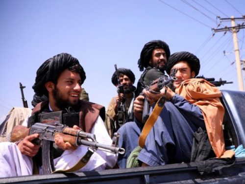 Combatentes do Taliban no aeroporto de Cabul