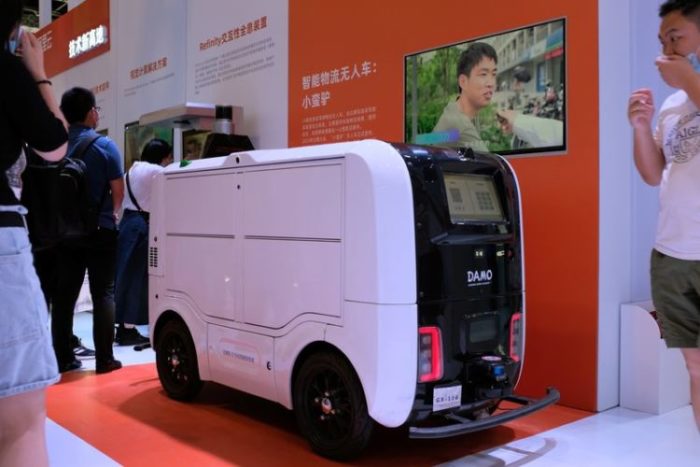 Veículo de entrega autônomo é apresentado em feira mundial sobre inteligência artificial em Xangai