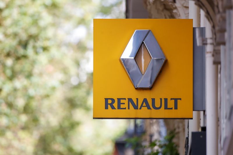 O logotipo da montadora Renault em uma concessionária em Paris,