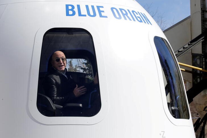 Fundador da Amazon e da Blue Origin, Jeff Bezos, fala à mídia da cápsula de uma nova espacial. 5/4/2017.