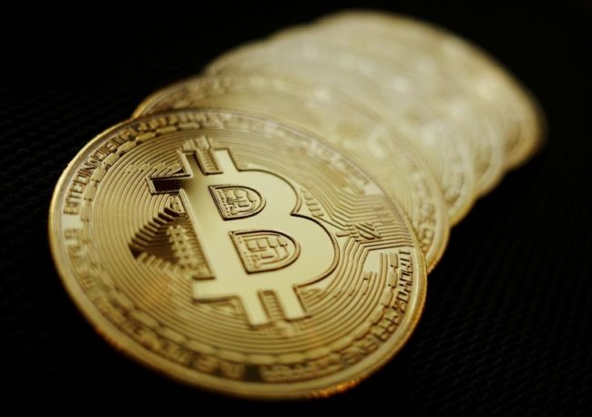 O ether, moeda ligada à rede blockchain ethereum, caía 13,13% para 1.948,23 dólares