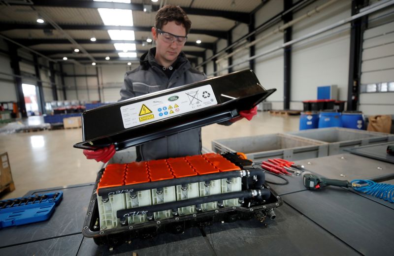 Bateria usada de carro elétrico é inspecionada em companhia de reciclagem em Krefeld, Alemanha