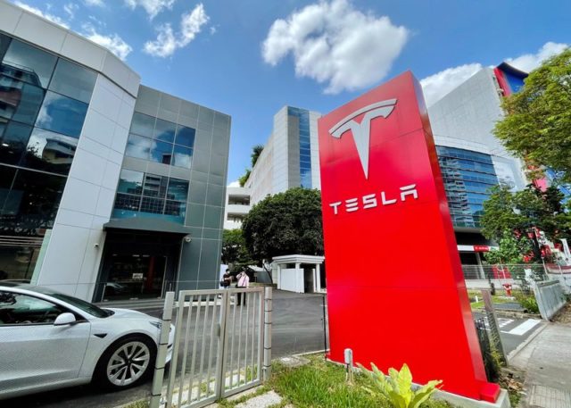Placa com logo da Tesla em centro de serviço da empresa em Cingapura