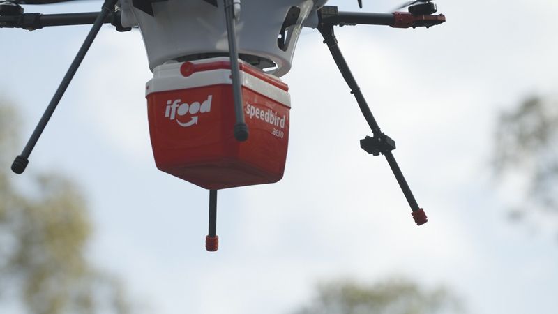 Drone operado pelo iFood para entrega de refeições