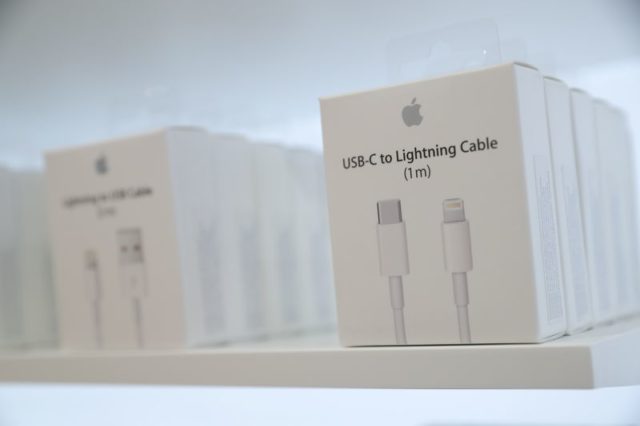 Adaptadores USB-C para cabo Lightning em loja da Apple em