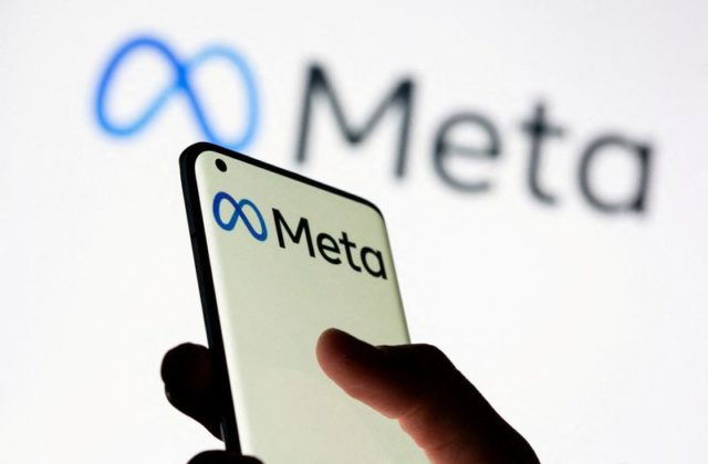 Smartphone mostra o logotipo da Meta em frente a uma projeção do mesmo logotipo