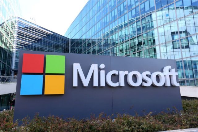 Logotipo da Microsoft na sede da empresa em Issy-les-Moulineaux, próximo a Paris