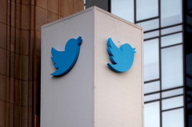 Logotipo do Twitter nos escritórios da empresa em San Francisco, Califórnia