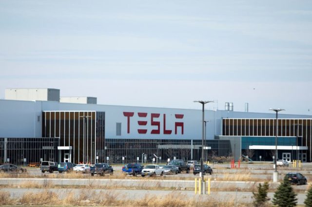 Tesla demite funcionários em retaliação a campanha sindical, diz denúncia