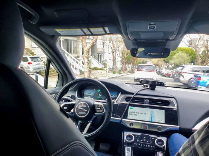 Veículo da Waymo é visto durante teste em São Francisco, Califórnia, EUA,