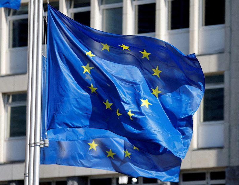 Bandeira da União Europeia na sede da Comissão Europeia em Bruxelas