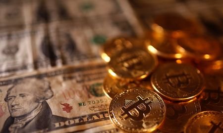 Representações da moeda virtual Bitcoin e notas de dólar