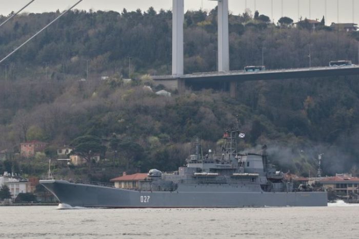 Navio de guerra russo navega pelo estreito de Bósforo em Istambul