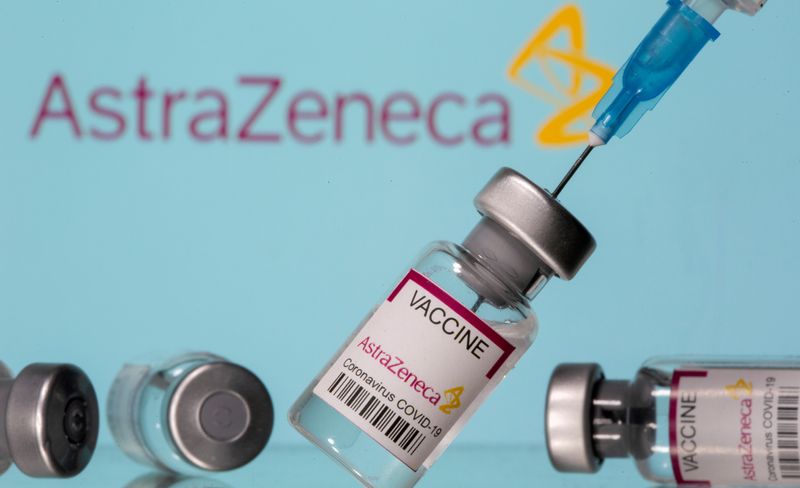 Frascos rotulados como de vacina da AstraZeneca contra covid-19