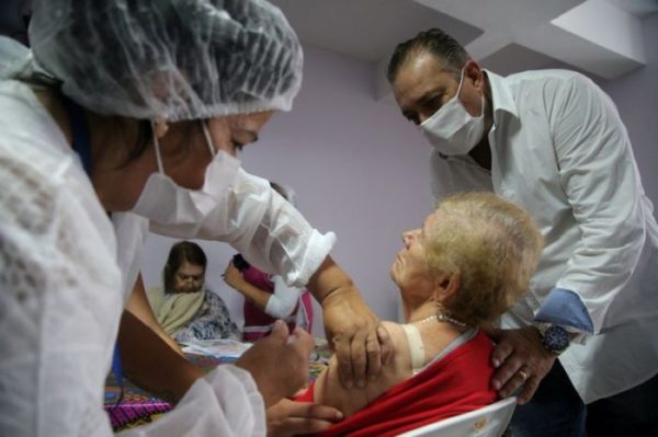 Idosa recebe dose da CoronaVac em Guarulhos (SP)