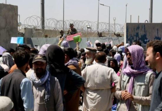 Multidão aglomerada do lado de fora do aeroporto de Cabul