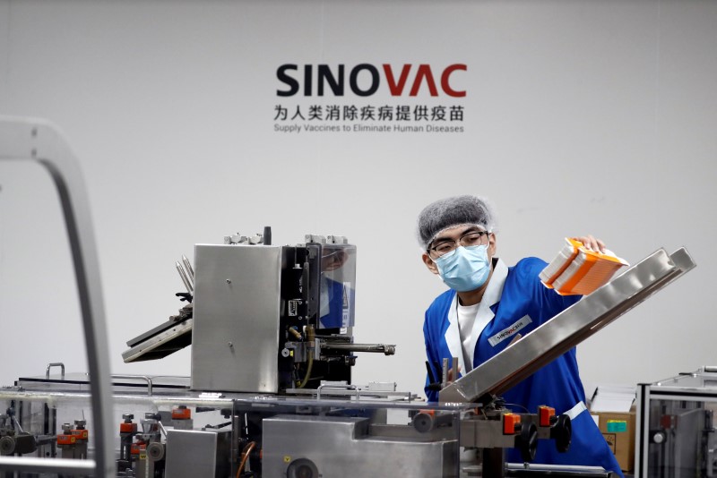 Funcionário na fábrica da Sinovac em Pequim coronavac reforço