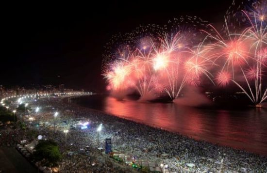Multidão assiste queima de fogos na praia de Copacabana, no Rio de Janeiro