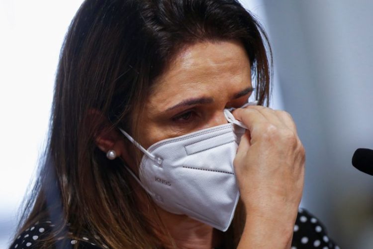 Katia Castilho, filha de uma vítima da Covid-19, chora durante sessão da CPI da Covid no Senado