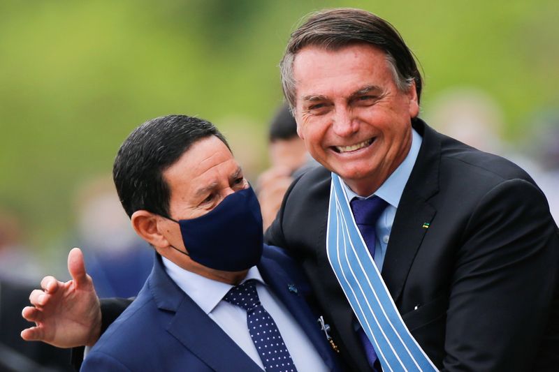 Bolsonaro e Mourão se abraçam durante cerimônia em Brasília tse
