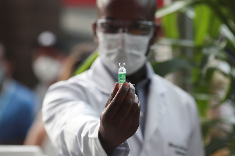 Profissional de saúde mostra frasco de vacina da AstraZeneca contra Covid-19 no Rio de Janeiro