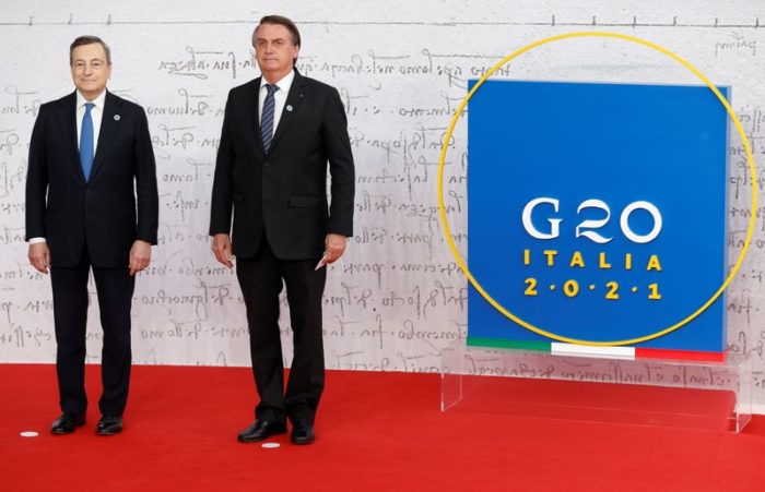 Presidente Jair Bolsonaro posa para foto ao lado do premiê italiano, Mario Draghi, em Roma