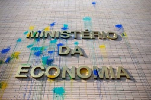 Fachada do Ministério da Economia em Brasília manchada de tinta