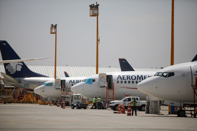 Aviões da Aeromexico em aeroporto na Cidade do México