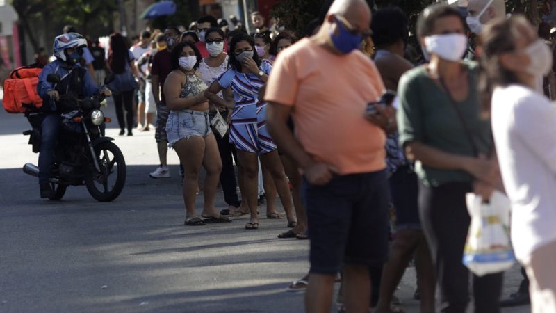 Pessoas esperam em fila para tentar receber pagamento do auxílio emergencial em agência da Caixa no Rio de Janeiro