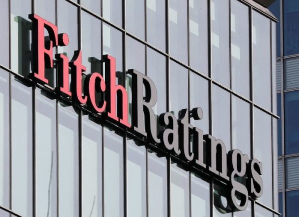 O logotipo da Fitch Ratings pode ser visto em seus escritórios no distrito financeiro de Canary Wharf em Londres, Reino Unid