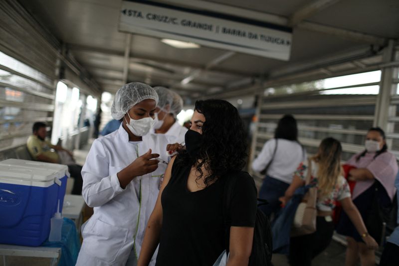 Mulher recebe dose de vacina contra Covid-19 no Rio de Janeiro