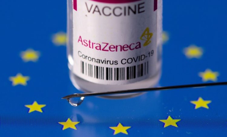 Ampola com vacina da marca "AstraZeneca contra Covid-19 sobre bandeira da União Europeia. 24/3/2021.