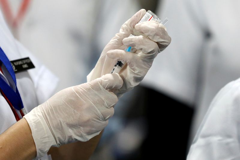 Agente de saúde prepara injeção com dose da vacina Covaxin em Nova Délhi, na Índia