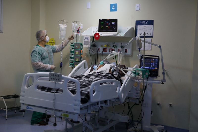 Profissional de saúde trata paciente com Covid-19 em hospital do Rio de Janeiro