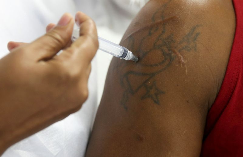 Profissional de saúde aplica vacina da Pfizer contra Covid-19 no Rio de Janeiro