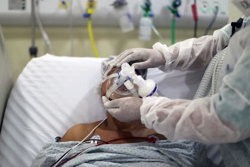 Paciente com Covid-19 é tratado em UTI de hospital de São Paulo