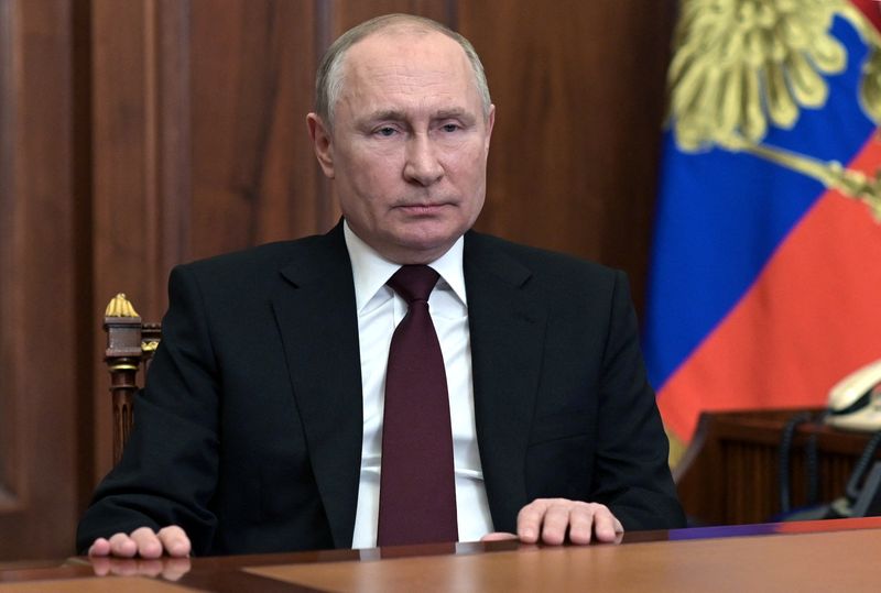 Putin disse ao Ministério da Defesa da Rússia para enviar tropas às duas regiões separatistas para "manter a paz"
