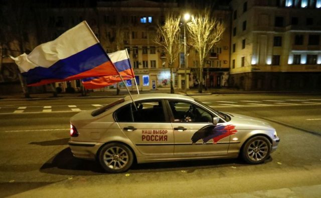 Carro com bandeiras da Rússia é visto em Donetsk, após Putin reconhecer a independência da região
