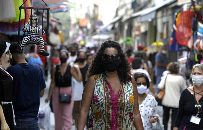 Consumidores caminham por rua comercial do Rio de Janeiro